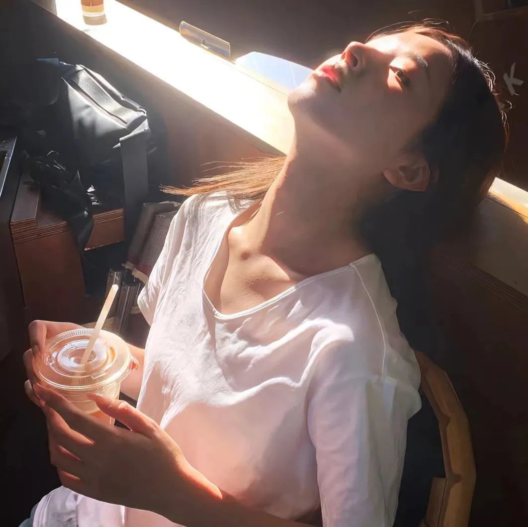 沙滩上的夏娃